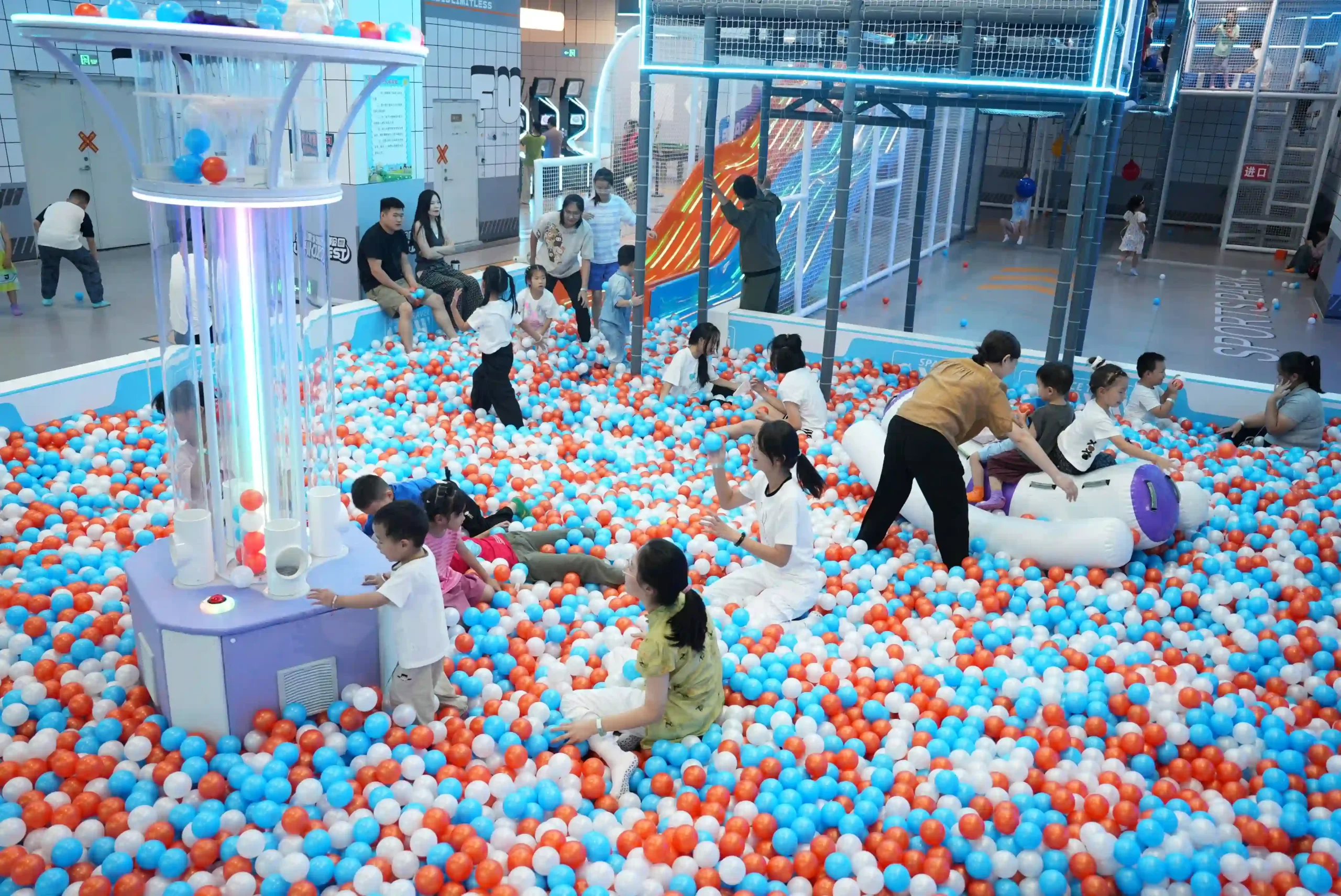 沈阳开室内儿童乐园潮玩运动馆？创业者选对源头厂家是关键！